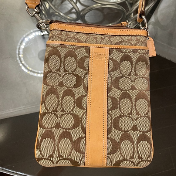 Iconic Coach Crossbody Purse - Picture 2 of 5